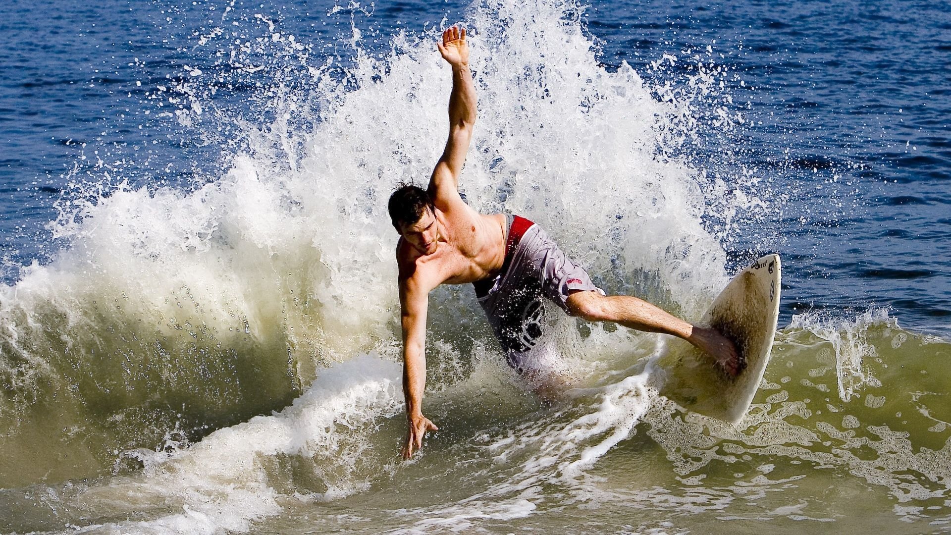 出色防守引发热议!,Rookie在老鹰比赛中出色防守观众掌声雷动